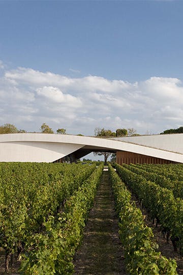 Découvrez chez U'wine les prestigieuses bouteilles de Cheval Blanc, ex-propriété des Hébrard, un héritage d'exception à savourer !